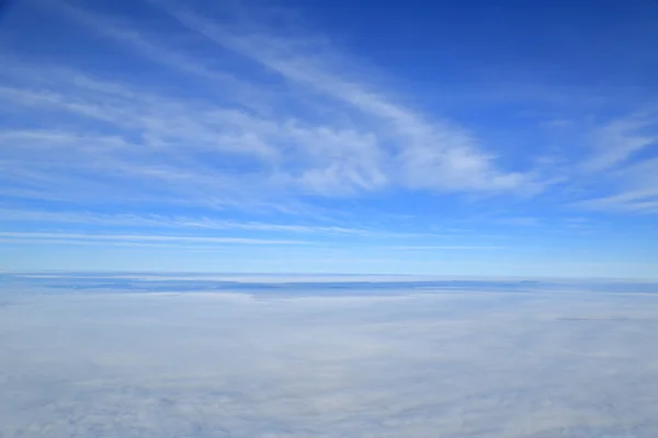 Kék ég, fehér felhők, légifényképezés felületén — Stock Fotó