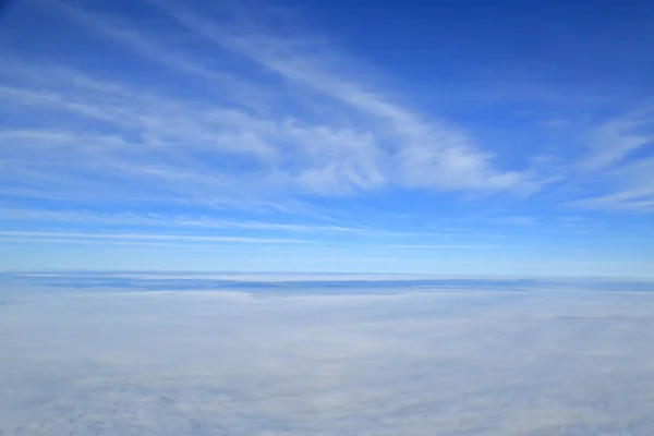 Cielo azul sobre la superficie de nubes blancas, fotografía aérea — Foto de Stock