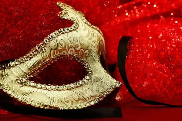 Vintage karnaval maskesi kırmızı arka planda — Stok fotoğraf