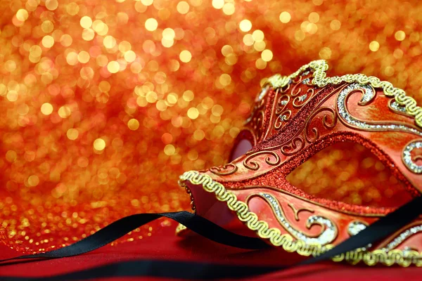 Винтажная карнавальная маска на светящемся фоне — стоковое фото
