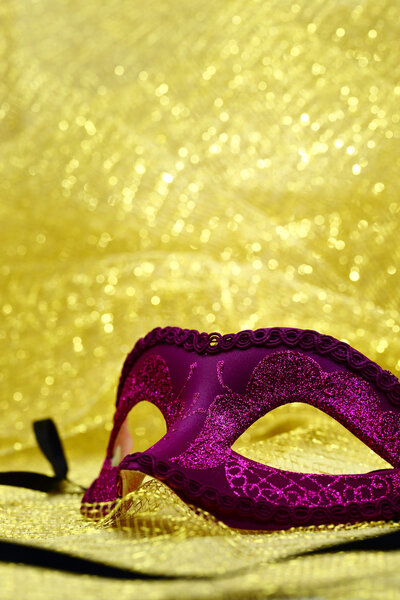 Винтажная маска на золотом фоне с копировальным пространством
