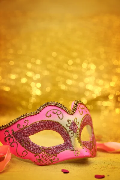 Masque de carnaval vintage en fond doré — Photo