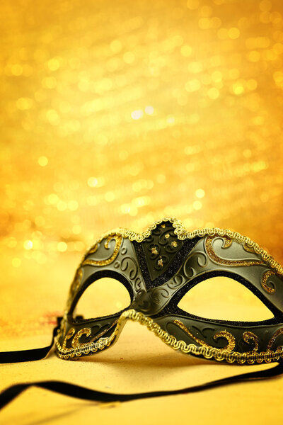 Винтажная карнавальная маска на золотом фоне
