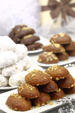 Masanın üzerinde çeşitli Noel geleneksel tatlılar
