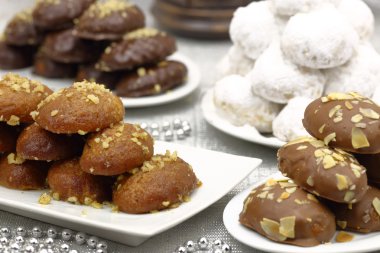 Masanın üzerinde çeşitli Noel geleneksel tatlılar