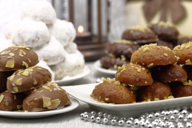Masanın üzerinde çeşitli Noel geleneksel tatlılar