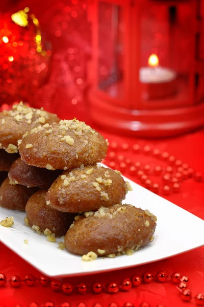 传统的圣诞甜点与蜂蜜糖浆 — 图库照片