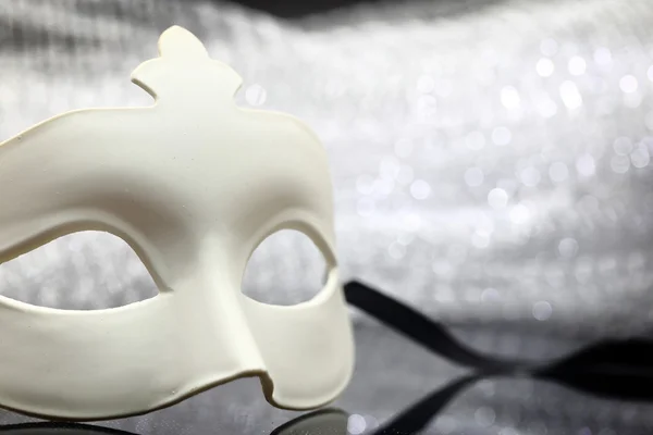 Máscara branca na frente de fundo brilhante — Fotografia de Stock