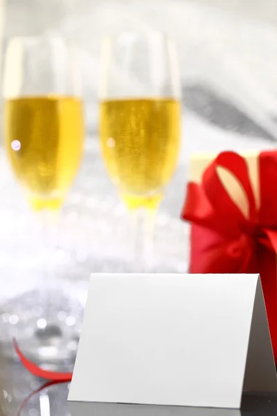 Card with two glasses of champagne and gift box — Stock Photo, Image