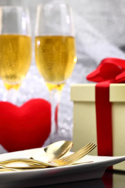 Conjunto de mesa festiva con champán, corazón y caja de regalo — Foto de Stock