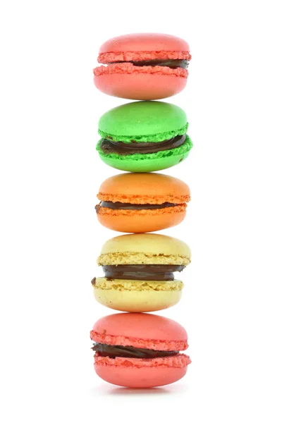 Macaroons coloridos franceses tradicionais isolados em fundo branco — Fotografia de Stock