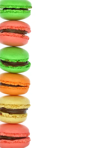 Macaroons coloridos franceses tradicionais isolados em fundo branco — Fotografia de Stock