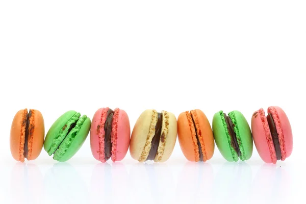 Macaroons coloridos franceses tradicionais isolados em fundo branco — Fotografia de Stock