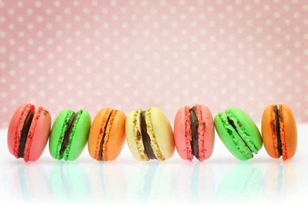 Macaroons coloridos franceses tradicionais no fundo retro — Fotografia de Stock