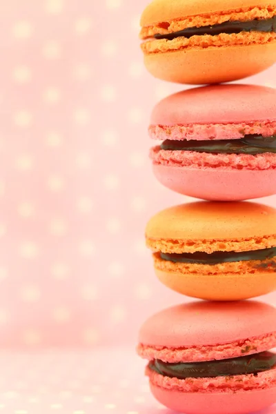 Macaron colorati tradizionali francesi su sfondo retrò rosa — Foto Stock