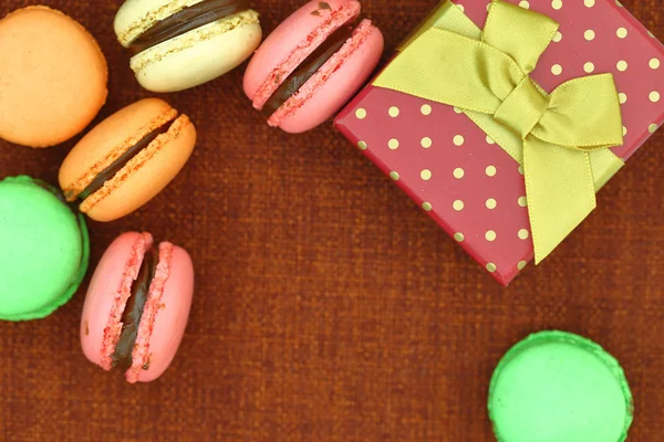 Macaroons coloridos franceses tradicionais com caixa de presente e espaço de cópia — Fotografia de Stock