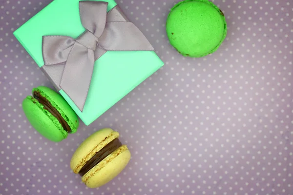 Retro arka plan üzerinde hediye kutusu ile geleneksel Fransız renkli bademli kurabiye — Stok fotoğraf