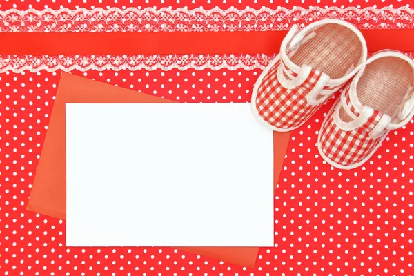 Zapatos de bebé y tarjeta en blanco sobre fondo de lunares — Foto de Stock