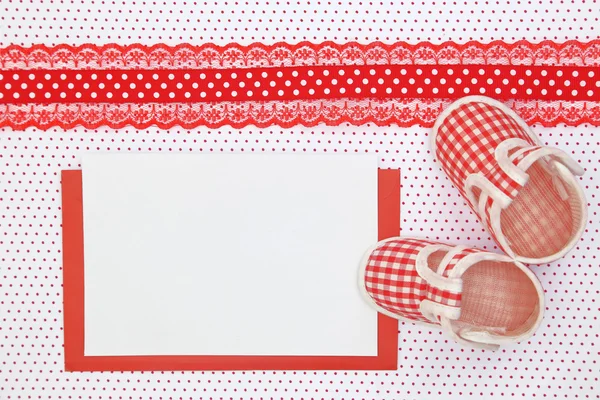 Baby schoenen en lege kaart op polka dots achtergrond — Stockfoto