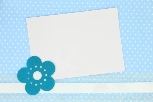 Cartão em branco no fundo azul bolinhas — Fotografia de Stock
