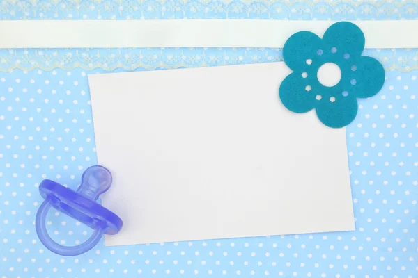Lege kaart en blauwe fopspeen op decoratieve polka dots achtergrond — Stockfoto