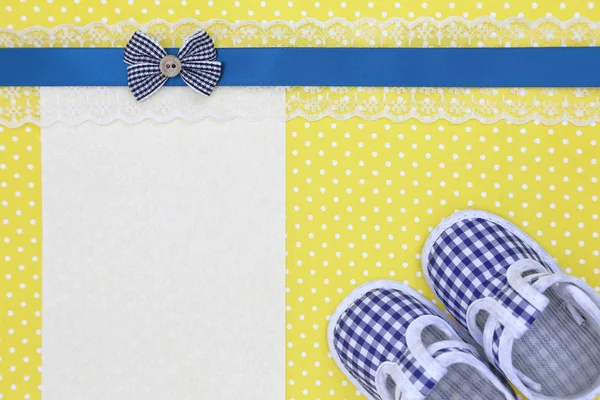 Babyschuhe und leeres Banner auf gelbem Polka-Hintergrund — Stockfoto