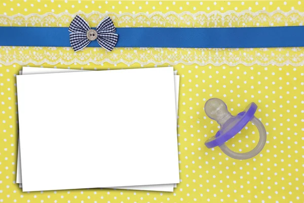 Stapel vellen papier en blauwe fopspeen op polka dots achtergrond — Stockfoto