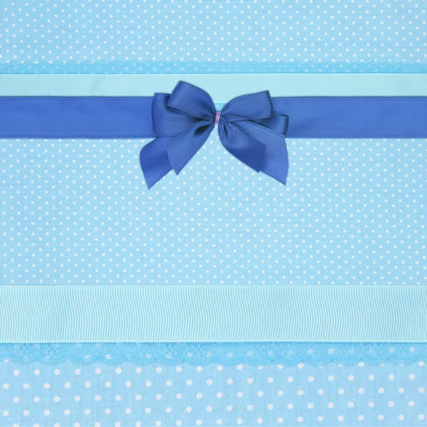 Синій ретро-полька точковий текстильний фон зі стрічками та бантом — стокове фото