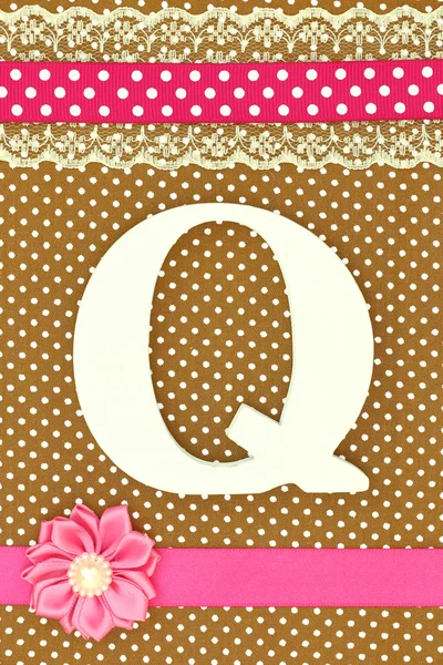 水玉の背景に木製の文字 Q — ストック写真