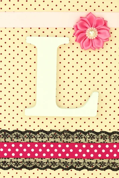 Wooden letter L on polka dots background — Stock Photo, Image
