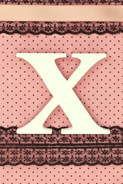 Houten letter X op polka dots achtergrond — Stockfoto