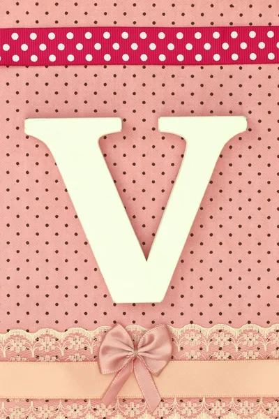 Trä bokstaven V på prickar bakgrund — Stockfoto