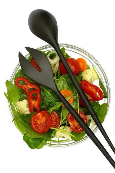 Ciotola di insalata fresca colorata con forchetta e cucchiaio isolato — Foto Stock