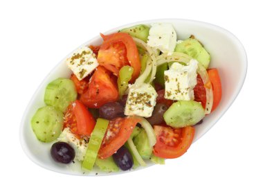 Taze Yunan salata beyaz arka plan üzerinde izole kase