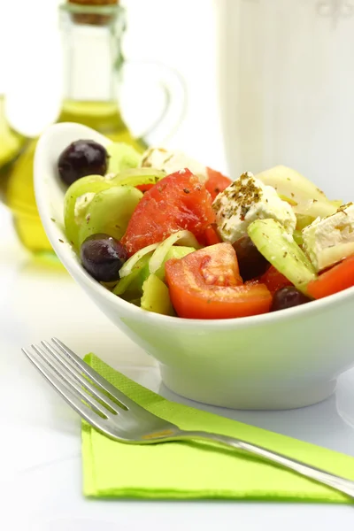 Cuenco con tenedor de ensalada fresca y aceite de oliva en la mesa — Foto de Stock