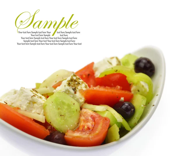 Tigela com salada grega fresca isolada sobre fundo branco — Fotografia de Stock