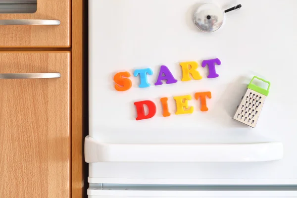 Koelkasten deur met kleurrijke tekst Start dieet — Stockfoto
