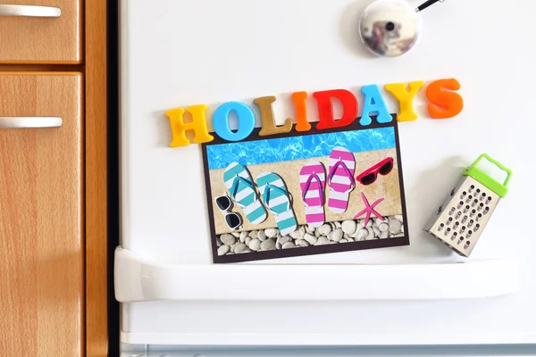 Drzwi lodówki z wakacji kolorowy tekst i zdjęcie przez basen — Zdjęcie stockowe