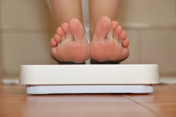 Feet on bathroom scale closeup — Stock Photo, Image
