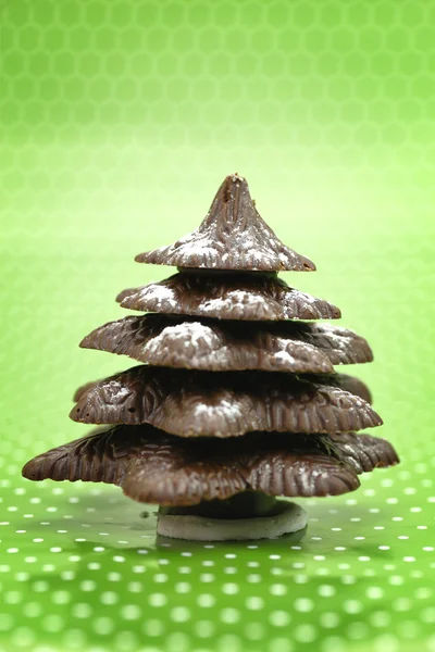Confeitaria de árvore de chocolate de Natal festivo em fundo verde — Fotografia de Stock