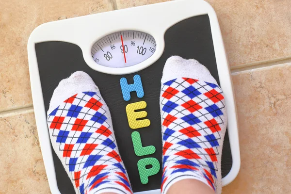 Pies de mujer en la báscula del baño. Concepto de dieta — Foto de Stock