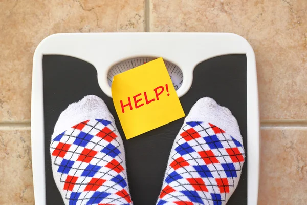 Pies de mujer en la báscula del baño. Concepto de dieta — Foto de Stock