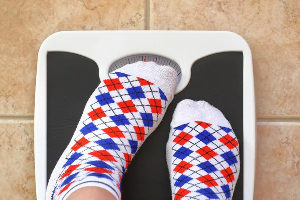 Piedini da donna in scala da bagno. Concetto di dieta — Foto Stock