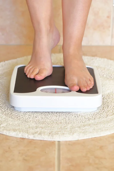 Piedini da donna in scala da bagno. Concetto di dieta — Foto Stock