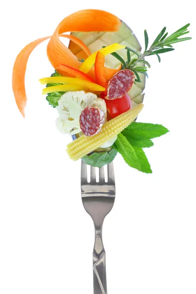 Frisches buntes Gemüse und Salami auf Gabel, isoliert auf Weiß — Stockfoto