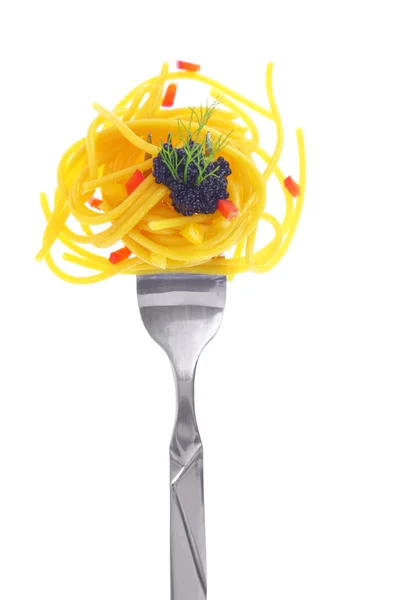 Färska färgglada sammansättning skaldjur med pasta på gaffeln, isolerad på vit — Stockfoto