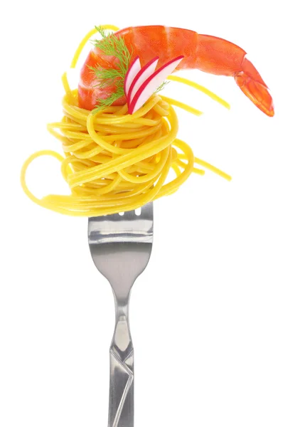 Frutti di mare freschi di composizione colorata con pasta alla forchetta, isolati su bianco — Foto Stock