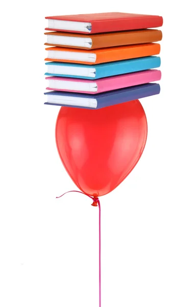 Stos książek balansując na czerwony balonik — Zdjęcie stockowe