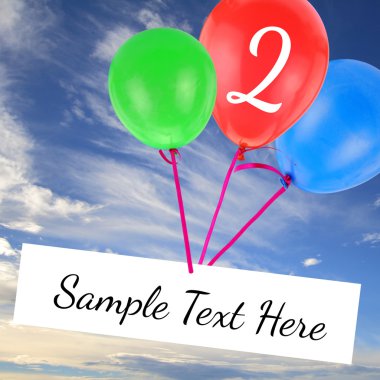 Yıldönümü kartı ile boşluk ve mavi gökyüzü üzerinde uçan balon