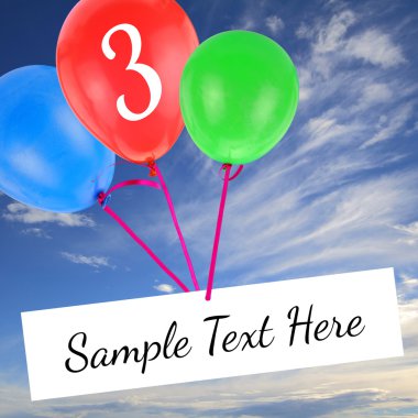 Yıldönümü kartı ile boşluk ve mavi gökyüzü üzerinde uçan balon